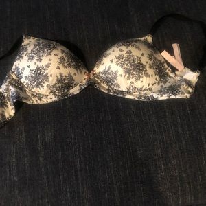 Vitoria secrets pink tee shirt bra